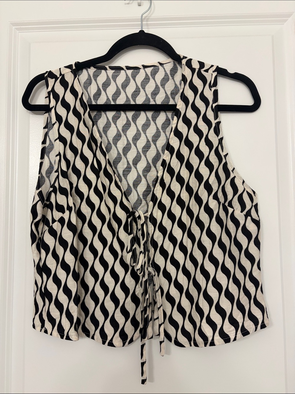 SHEIN Black & White Wavy Tie-Front Crop Top